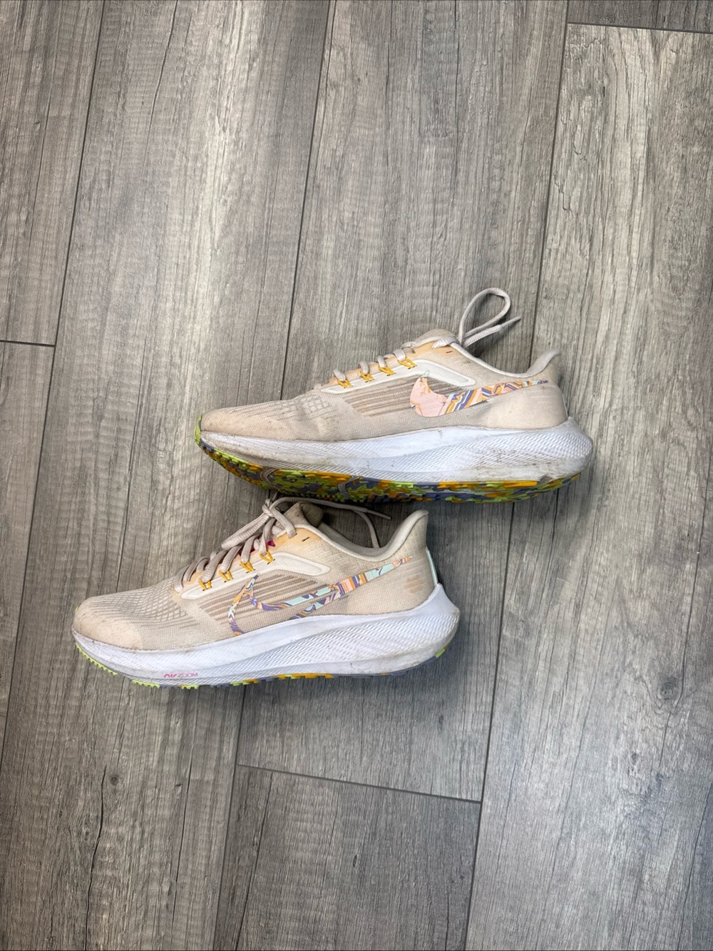 Nike Women's Sneakers in Beige with Multicolor Swoosh